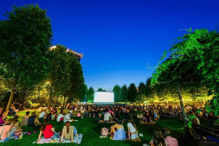 Seri magice de vară, sub stele: Movie Nights revine în Iulius Parc cu filme memorabile, atmosferă cozy și intrare gratuită! Vezi ce filme vor rula