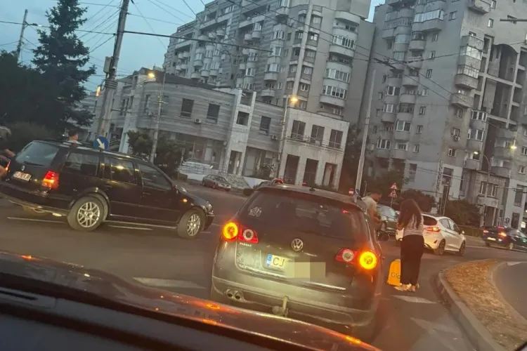Motociclist, curier Glovo, rănit pe strada Fabricii, din Cluj-Napoca, în urma unui accident. A fost lovit de mașina din spatele lui FOTO