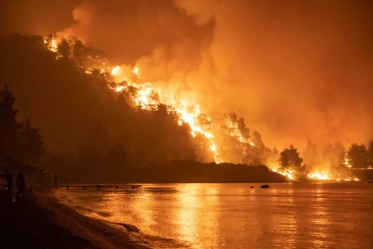 Concediu distrus pentru sute de mii de români. Destinația favorită este în flăcări, sute de pompieri se luptă cu incendiile