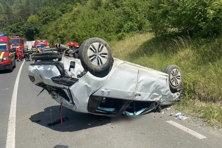 Intervenție de urgență la un accident grav în Cluj! Victimă încarcerată și inconștientă după ce un autoturism s-a răsturnat FOTO/VIDEO