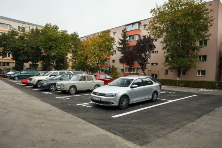 Locurile de parcare „moștenite” au devenit subiect de scandal în Cluj: Vecinii, sunați la 6 dimineața să-și mute mașinile de pe locurile nerezervate