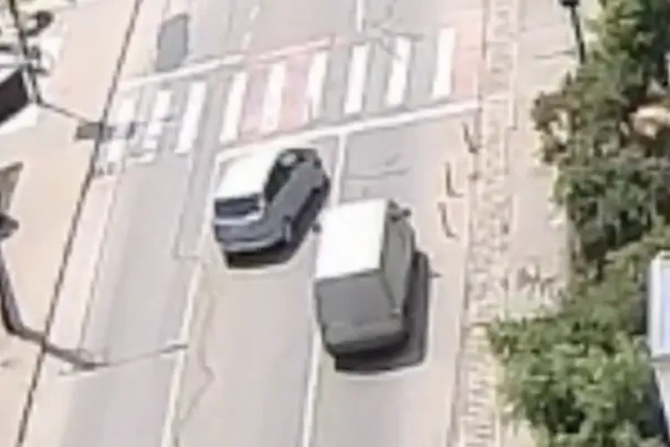 Accident filmat LIVE Momentul impactului surprins pe cameră la Cluj: Un șofer a virat brusc și a lovit în plin o autoutilitară aflată pe banda 1 VIDEO|FOTO