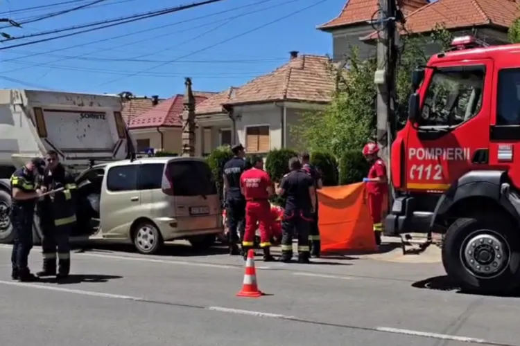 Accident grav în Cluj: Un bărbat a fost prins în mașina zdrobită de TIR. UPDATE: Din păcate, bărbatul a murit VIDEO