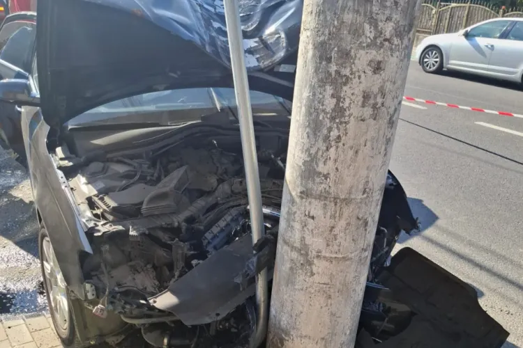 Accident grav la Turda. Un clujean a intrat frontal cu mașina într-un stâlp. Femeia de pe locul din dreapta a fost transportată de urgență la spital FOTO