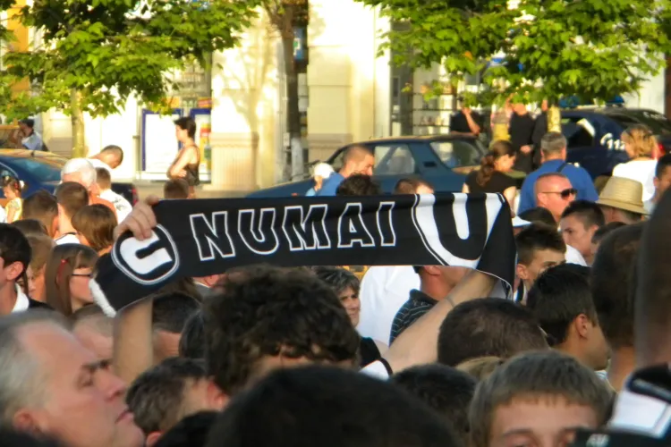 Noul U Cluj, prezentat in Piata Unirii! Fanii au creat o atmosfera incendiara VEZI CEREMONIA DE PREZENTARE A LOTULUI U CLUJ VIDEO