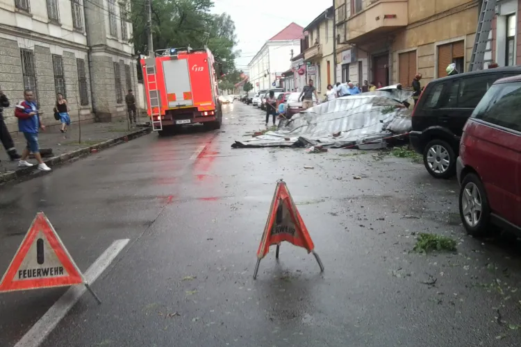 Un acoperis de pe strada Traian Mosoiu a fost luat de vijelie FOTO si VIDEO