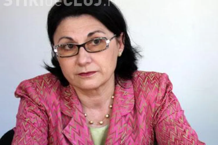 Ecaterina Andronescu a mototolit si calcat in picioare bancnote, in fata studentilor VIDEO