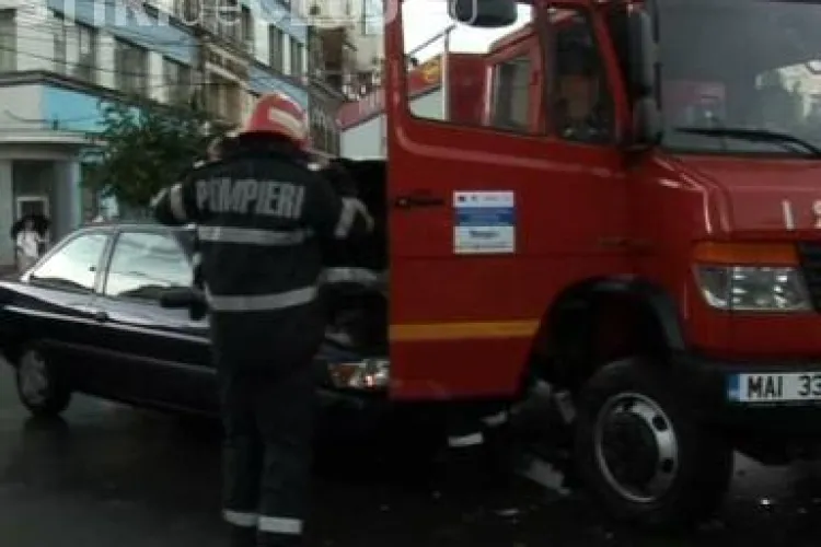 Autospeciala de pompieri care mergea la interventie, lovita in fata la Teatrul National de un sofer VIDEO