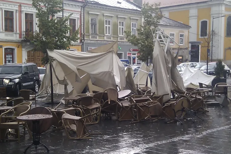 Terasele de pe Eroilor, spulberate de furtuna de la ora 16.00 - IMAGINI SPECTACULOASE VIDEO si FOTO
