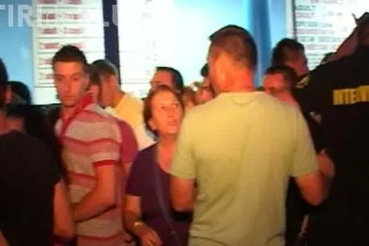 Sute de turisti s-au calcat in picioare sa intre gratuit in parcul acvatic din Mamaia - VIDEO