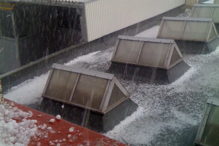 In Zorilor a "nins" cu gheata in timpul furtunii de la ora 16.00 FOTO STIREA CITITORULUI