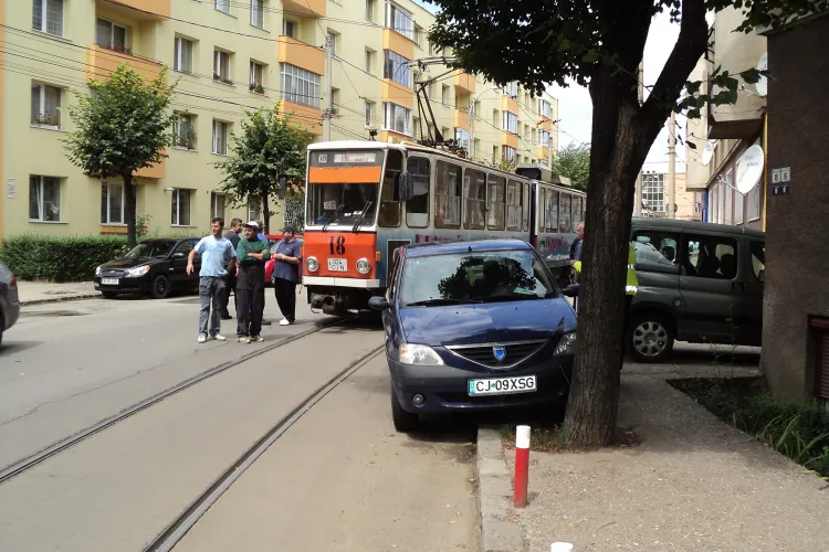 Cum a blocat un sofer circulatia tramvaielor din Cluj-Napoca FOTO