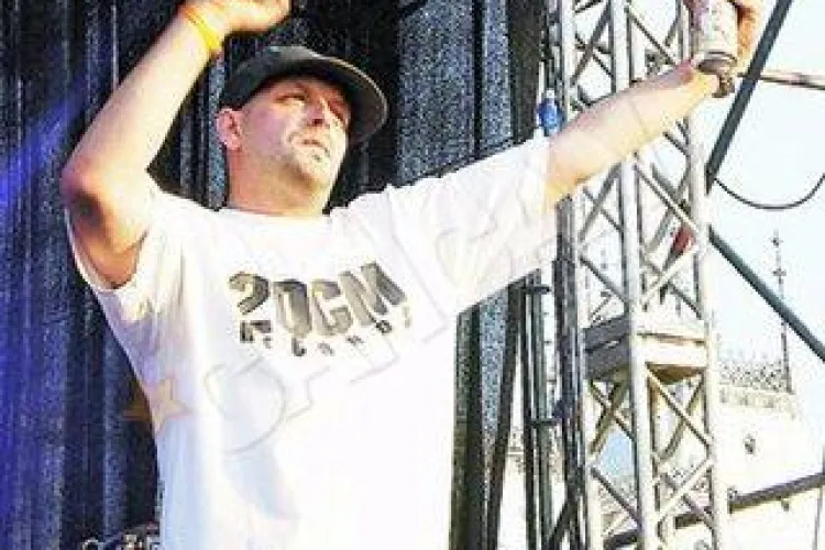 Ombladon si Cheloo de la Parazitii le-au cerut fanilor sa injure Politia