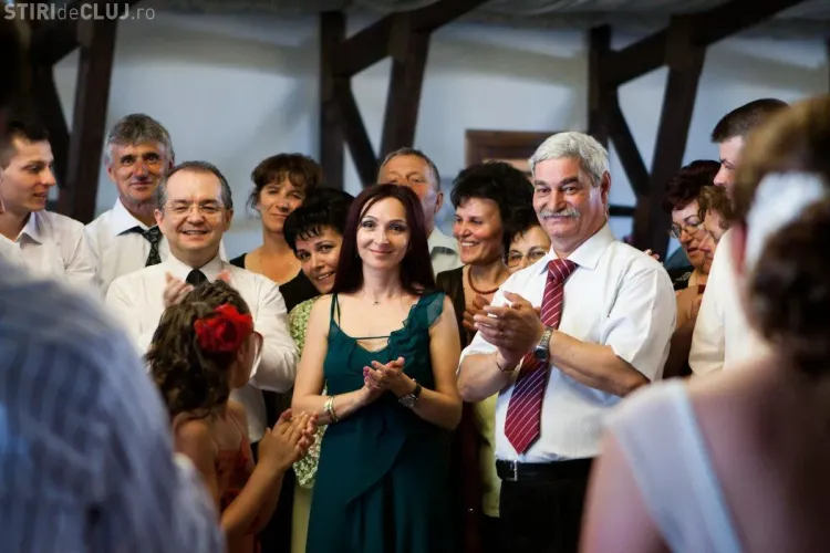 Emil Boc, mare dansator la nunti! Fotografii de la nunta fiului primarului din Campia Turzii EXCLUSIV