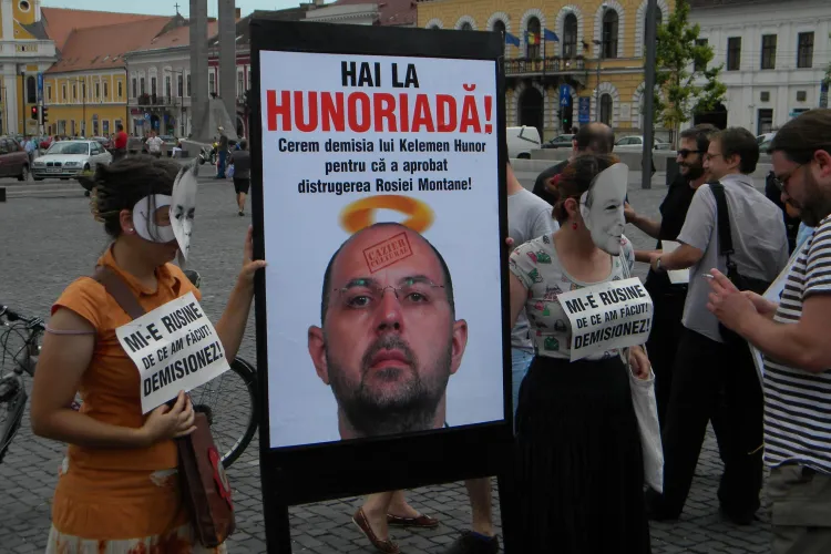 Vezi sceneta anti Rosia Montana, jucata de protestatari in Piata Unirii din Cluj VIDEO