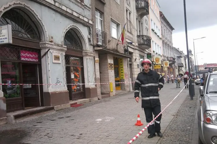 Furtuna de ieri a smuls tiglele de pe cladirile de pe Eroilor. Pompierii le-au luat jos astazi! VIDEO si FOTO