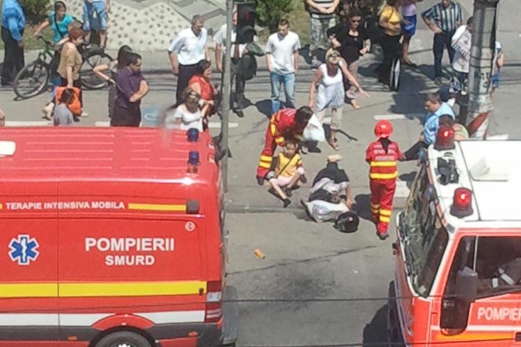 Accident in fata Prefecturii Cluj! Un motociclist a lovit trei persoane. VEZI fotografii la cateva minute dupa impact 