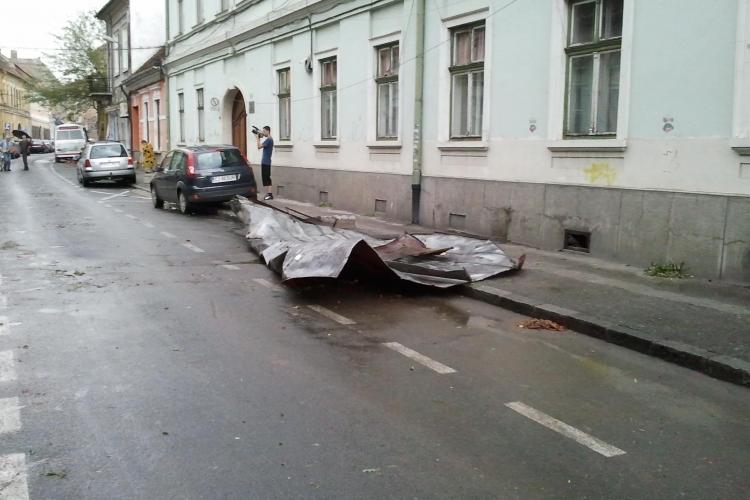 Cinci acoperisuri doborate de vijelie in centrul municipiului Cluj-Napoca VIDEO si FOTO