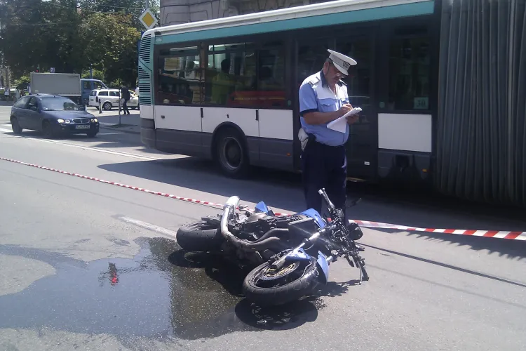 Un motociclist a spulberat doua femei si o fetita pe trecerea de pietoni din fata Prefecturii Cluj - VIDEO si FOTO