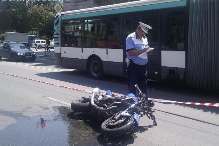 Accident la Prefectura Cluj- imagini camerele de supraveghere, imediat dupa accident! Un motociclist a lovit trei persoane VIDEO