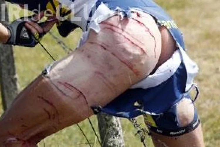 Ciclisti accidentati de o masina a presei la Turul Frantei - VIDEO