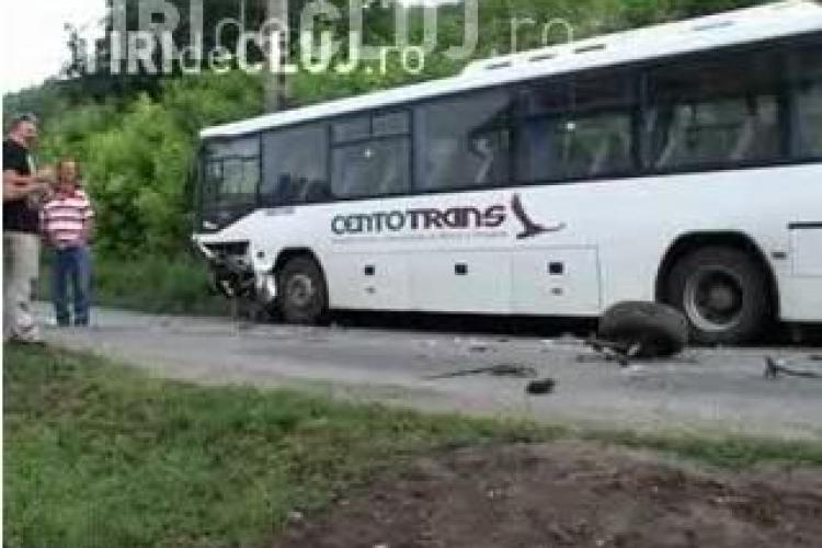 Autocar plin cu muncitori de la Nokia, implicat intr-un  accident in Dej! Un barbat a fost ranit VIDEO