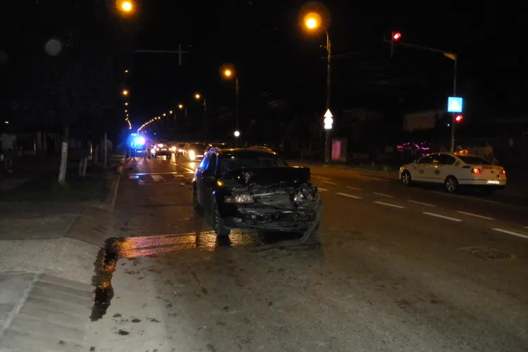 Accident pe strada Corneliu Coposu! O masina care statea la semafor a fost proiectata peste 100 de metri VIDEO si FOTO