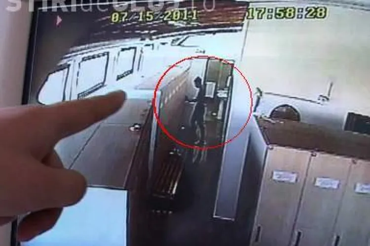 Cum fura un hot din vestiarul Bailor Dej VIDEO IMAGINI DE PE CAMERELE DE SUPRAVEGHERE