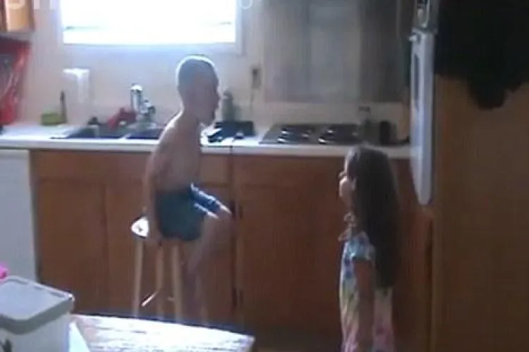 Senzatie pe YouTube: Doi copilasi se cearta pentru ca ea il cere de barbat VIDEO