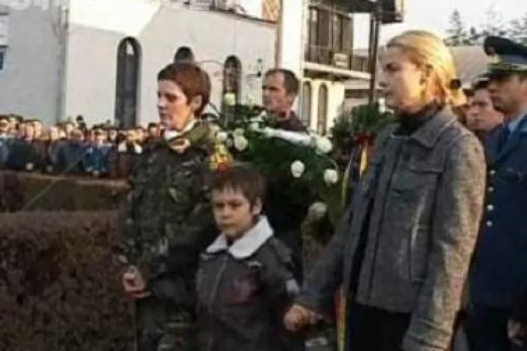 Sotiile pilotilor Laurentiu Chirita si Sorin Popa, morti in accidente aviatice la Campia Turzii, au murit intr-un accident in Prahova