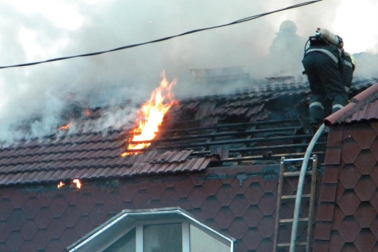 Incendiu pe strada Brutarilor! O casa a ars din temelii VIDEO