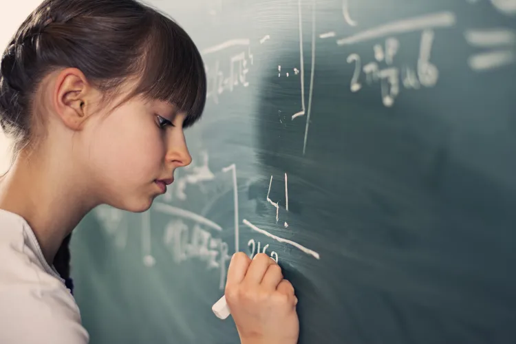 Clujul are motive de mândrie: Trei eleve de gimnaziu, printre cei mai buni matematicieni din țară! Au fost selectate la o tabără de elită