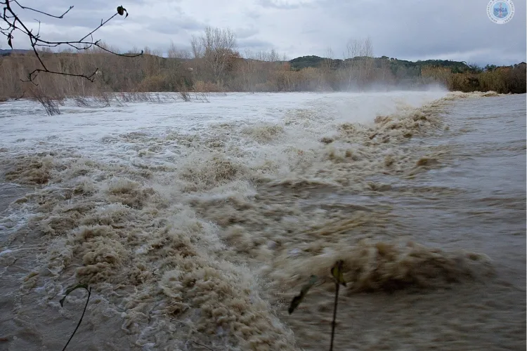 Clujul, sub amenințarea apelor! Viituri și creșteri bruște de niveluri pe râurile din județ în următoarele ore