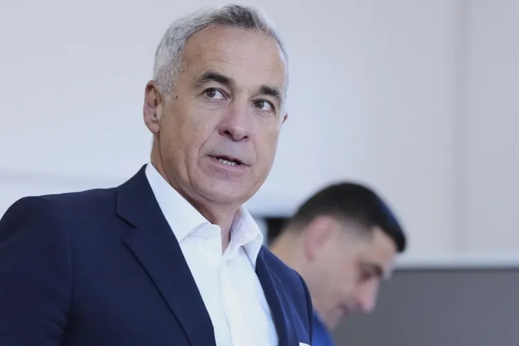 Călin Georgescu, desființat de un cunoscut profesor clujean. „Sper să putrezească la închisoare pentru trădare!”