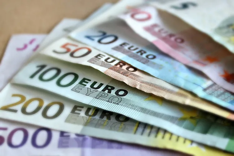Europa își caută identitatea… pe bani! Banca Centrală lansează un concurs pentru noile bancnote euro. Graficienii din UE sunt invitați să le deseneze