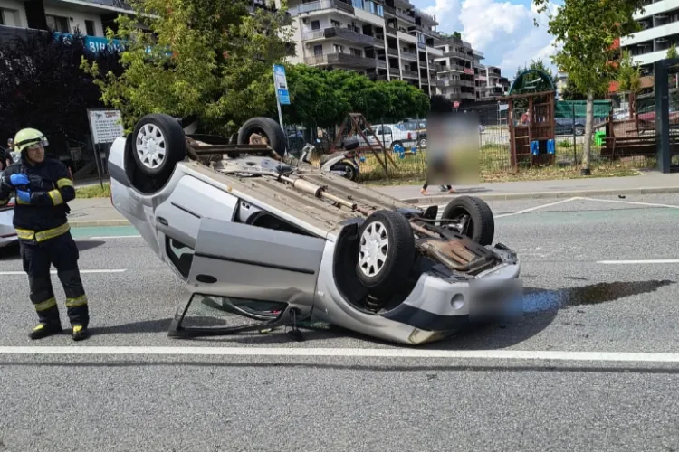 VIDEO Accident spectaculos pe strada Bună Ziua din Cluj-Napoca. O mașină s-a răsturnat, un tânăr consultat de medici a scăpat, în mod miraculos, nevătămat