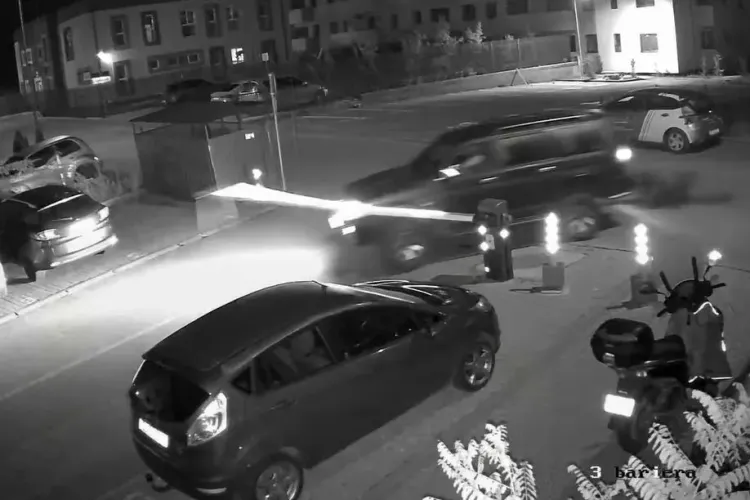 Cluj: Un SUV masiv spulberă o barieră și intră nestingherit pe o stradă cu acces restricționat din Florești VIDEO