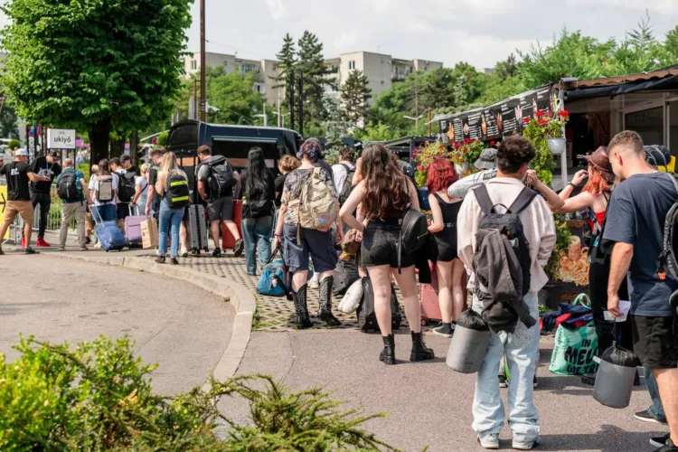 Mergi la Electric Castle 2025? Lasă-ți mașina în parcarea Iulius Mall, la un preț promoțional, și ia autobuzul direct de la Iulius Mall. Vezi tarifele