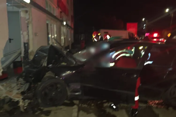 Accident Cluj: Doi tineri au rămas încarcerați în urma unui accident grav petrecut azi-noapte. Pompierii au tăiat ușile mașinii să îi poată scoate FOTO