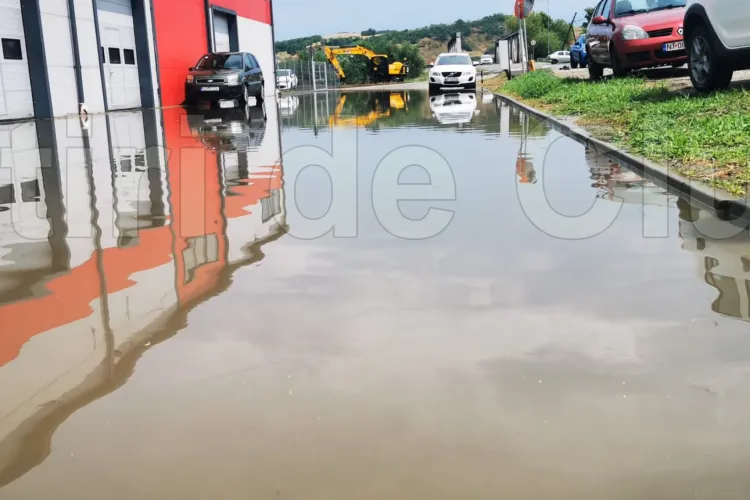 Cluj: Canalizarea a cedat lângă depozitul unei firme. Apa a curs șiroaie zeci de minute și a creat un adevărat lac în zonă. S-a intervenit cu pompe VIDEO