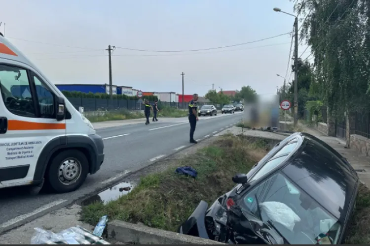 Accident în Cluj în această dimineață: Doi adulți și o fetiță,  transportați de urgență la spital după ce mașina în care se aflau a ajuns în șanț FOTO