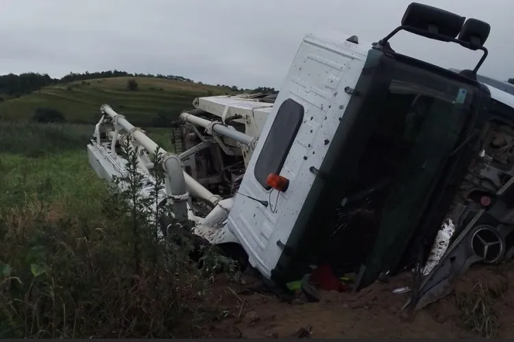 Autocamion răsturnat în urma unui accident în apropiere de Cluj-Napoca. S-a înfipt într-un dâmb de pământ FOTO