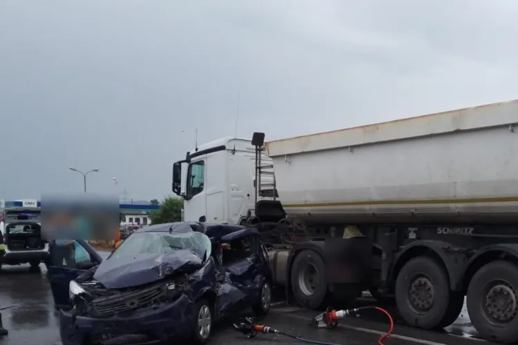 VIDEO. Accident cumplit pe un drum circulat din Cluj, la Gilău. Au fost implicate două autocamioane și un autoturism, un bărbat a rămas încarcerat