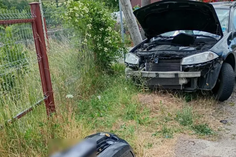 Două mașini s-au ciocnit violent în Cluj după un viraj riscant. O femeie de 65 de ani a ajuns la spital, iar pompierii și ambulanța au intervenit 