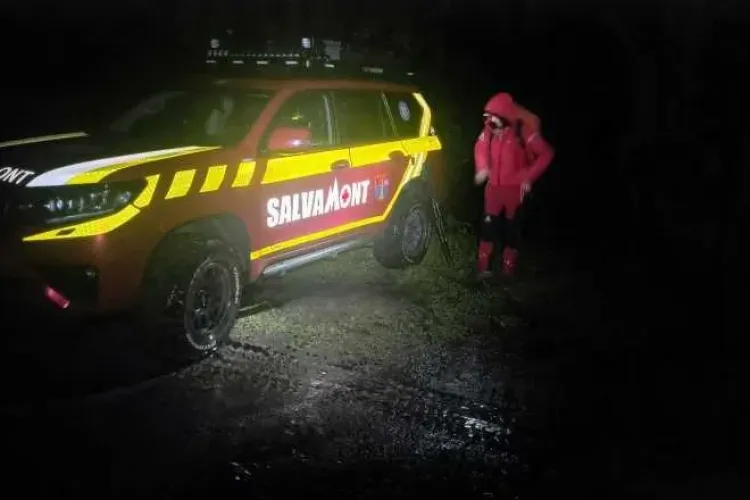 Misiune extremă a salvamontiștilor! Intervenție de 3 ore pentru salvarea unui bărbat aflat în hipotermie. Un altul este dat dispărut 