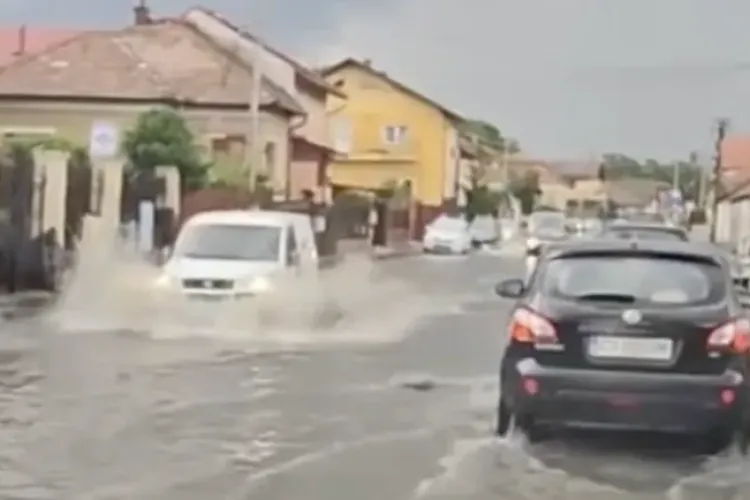 O altă stradă din Cluj sub apă! Maramureșului, transformată din nou în lac după ploaia torențială de azi VIDEO