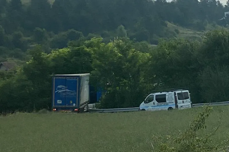 Tir blocat pe centura Clujului și trafic paralizat! Oamenii cer sancțiuni dure  „Acolo ajungi doar dacă ignori câteva indicatoare!” FOTO