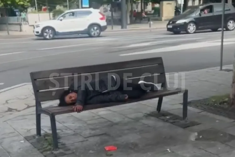 Oamenii străzii fac legea în Piața Gării din Cluj-Napoca! Clujenii au ajuns la capătul răbdării: „Consumă alcool, substanțe interzise, dorm pe bănci” VIDEO