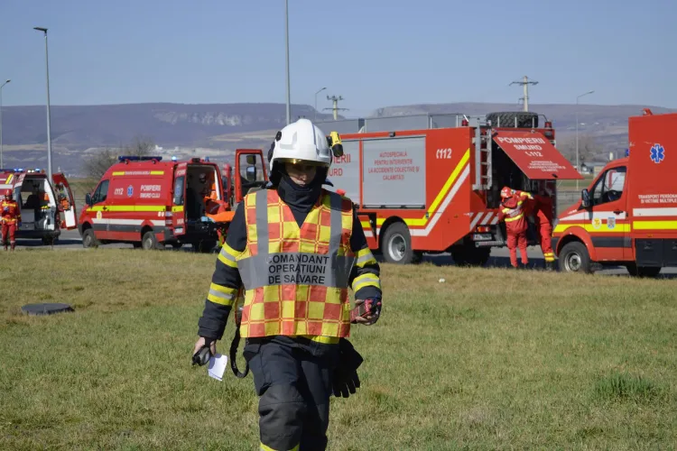 Șir uriaș de autospeciale deplasându-se în regim de urgență prin Cluj-Napoca. Vă rugăm să circulați cu prudență în trafic. Ce se întâmplă? 