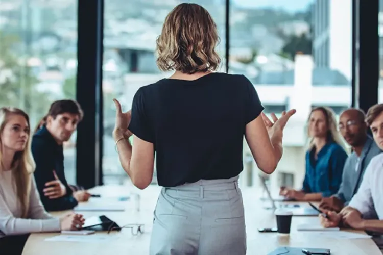 România le-a văzut pe toate: Statul plătește „spor de femeie” bărbaților din conducerea unei companii, doar pentru că este o femeie printre ei